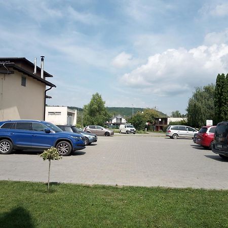 Penzion Adriana Nové Mesto nad Váhom Exterior foto