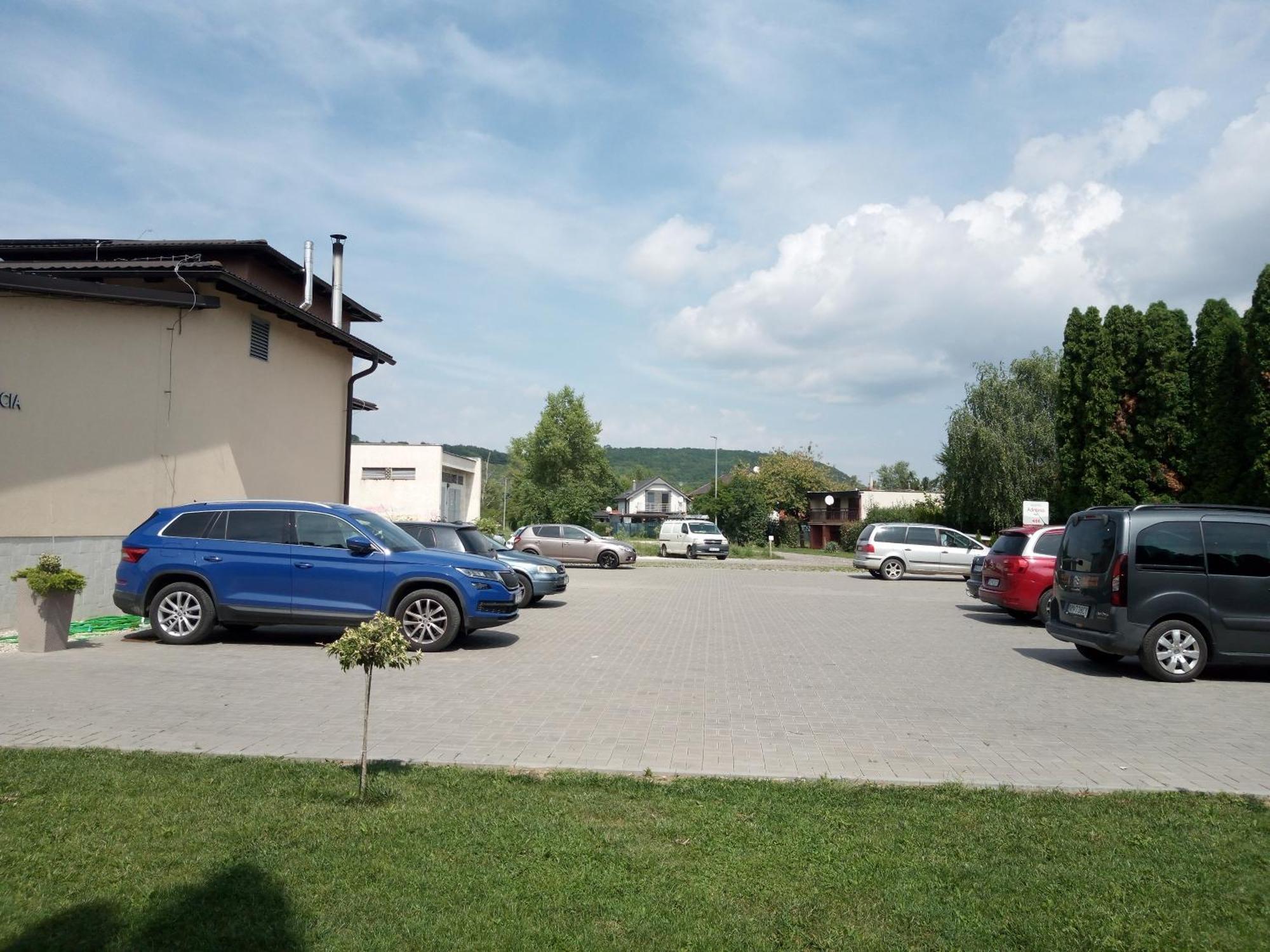 Penzion Adriana Nové Mesto nad Váhom Exterior foto